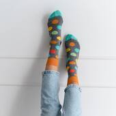Grochy są zawsze w modzie 🙌🏻 Przy okazji zdradzimy Wam, że w serii stopek na wiosnę też pojawi się ten pattern, tylko w wersji #mismatched 😊
.
.
.
.
#moresocks #morefashion #fashionstyle #skarpetki #socks #cottonsocks #dots #polkadots #madeinpoland #ilovesocks
