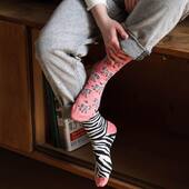 Zastanawialiście się kiedyś jakie właściwie są zebry? Białe w czarne paski czy może jednak na odwrót? 🙃
.
.
.
.
#moresocks #mismatchedsocks #mismatched #socks #niedopary #zebra #stripes #paski #pink #casuallook #casualwear #girl #legs #stopy